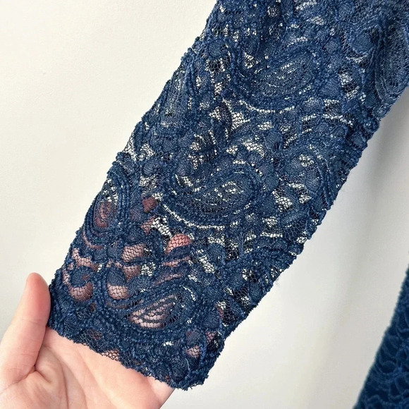 Blue fitted lace stretch  dress - 3/4 sleeves - scoop neck - knee length - M - Picture 5 of 7